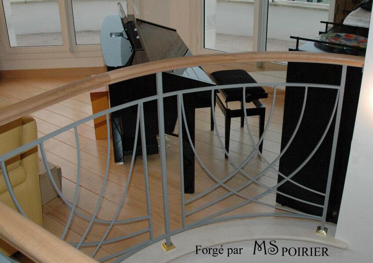 Rampe d'escalier Art Déco avec main courante en bois